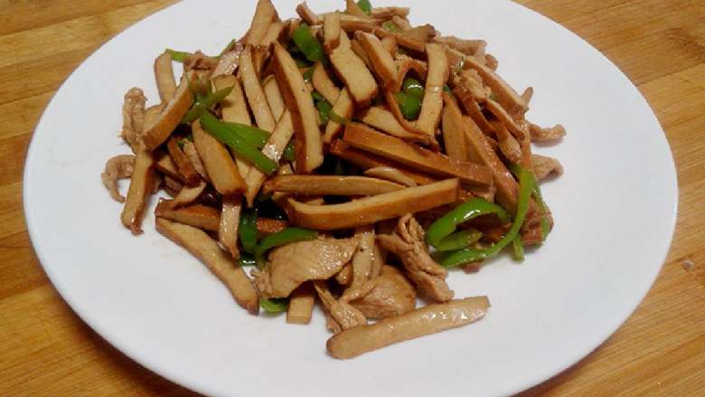 熏干炒肉丝,出锅~熏干带有一点酱甜味~加上尖椒的清爽辣味~很美味~