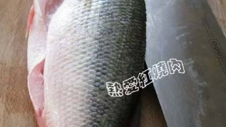 清蒸鲈鱼,1、收拾鱼时,可将鱼脊骨处切开,以防鱼蒸熟后由于鱼骨收缩而使鱼的整体变形。