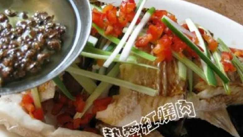 清蒸鲈鱼,6、将盘中水倒掉,将烧热的调料倒入盘中。