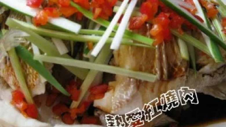 清蒸鲈鱼,8、最后烧热油浇鱼身上,撒红剁椒装饰下即可。