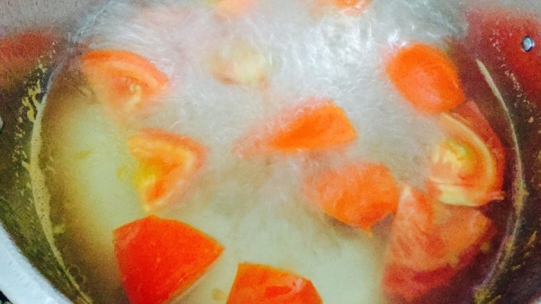 西红柿汤面,水烧开后放入西红柿块煮三分钟 待西红柿皮稍微软