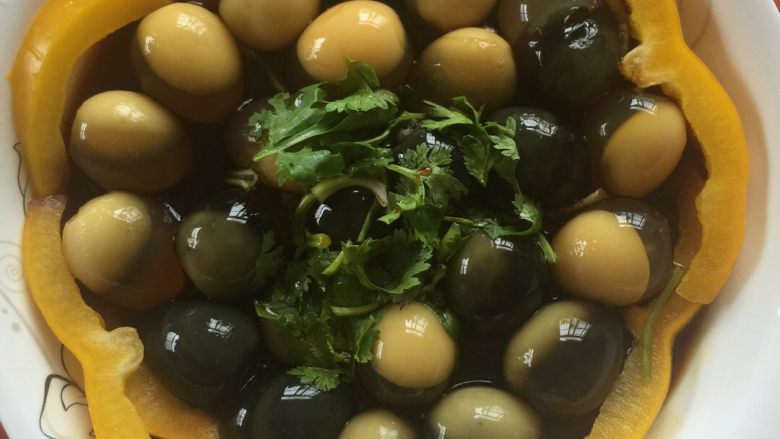鸟巢,食材如图装好,倒入生抽。Ok