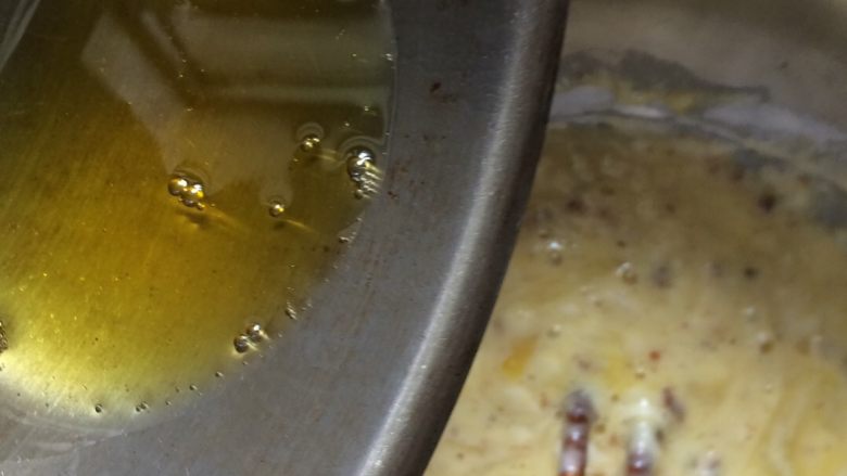 香蕉西红柿薄饼#挑战鸡蛋的100种做法#,放入牛奶,核桃仁,把烧热的<a style='color:red;display:inline-block;' href='/shicai/ 887'>黄油</a>倒入
拌匀稀糊状
