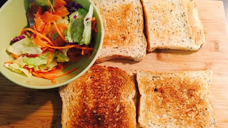 烟熏三文鱼三明治,烤<a style='color:red;display:inline-block;' href='/shicai/ 13322'>面包片</a>、三文鱼撕小片与沙拉和美乃滋拌好