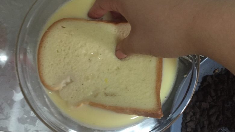 甜腻腻的爱心早餐,拿面包放在里边正反面粘,动作要快,否则面包就融化在里边了,