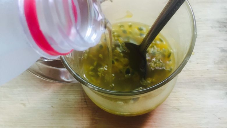 蜂蜜百香果饮,倒入矿泉水(矿泉水可以提前冷藏)
