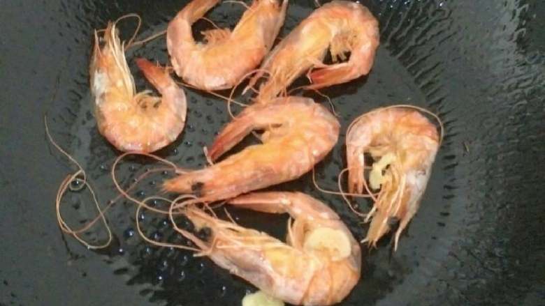虾干鸭肉面,锅中加入少量油,加入姜片,再加入虾干爆香