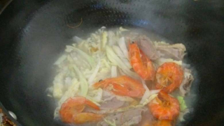 虾干鸭肉面,锅中加入两碗水,煮开之后加入鸭肉、卷心菜煮一分钟即可熄火。