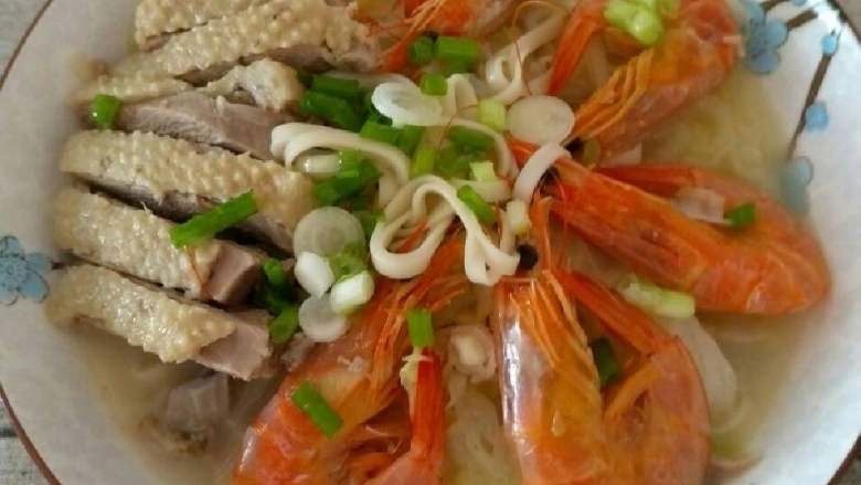 虾干鸭肉面,把煮好的汤料浇到面上,再撒点葱花
一碗香喷喷的虾干鸭肉面煮好了💝