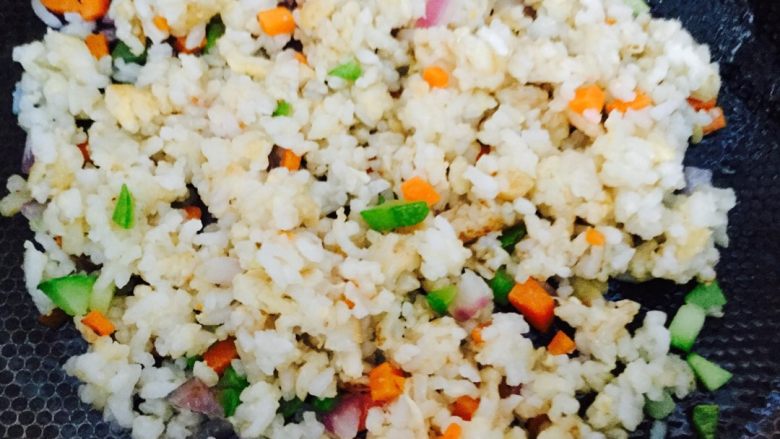 素炒饭,热锅温油 放入蛋饭翻炒至变金黄色 接着放胡萝卜丁 西葫芦丁 放少许盐调味 