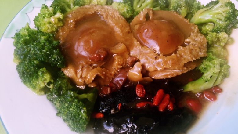 红烧鲍鱼扣辽参,鲍鱼炖制快酥烂时加鲍鱼汁、蚝油,勾芡后出锅即可。一道营养菜OK啦!
