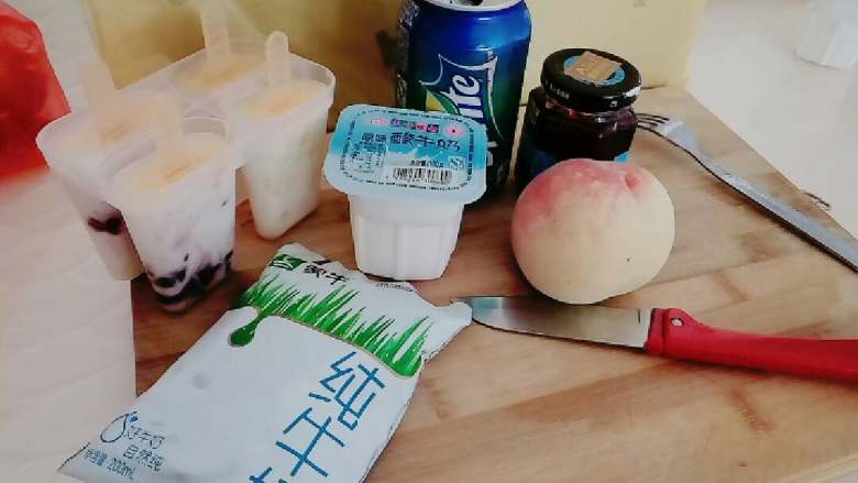 自制蜜桃蓝莓酸奶雪糕
附加冰爽雪碧蜜桃雪糕
,准备好这些材料,因为个人爱好比较爱吃冰嚓的感觉所以用了一般的<a style='color:red;display:inline-block;' href='/shicai/ 885'>酸奶</a>,要是你们爱吃滑滑的口感,选用安幕希之类的浓<a style='color:red;display:inline-block;' href='/shicai/ 885'>酸奶</a>或者加奶油搅拌就好了,我用的水果是蜜桃,时令水果更新鲜,根据个人爱好可以更换水果!牛奶和<a style='color:red;display:inline-block;' href='/shicai/ 885'>酸奶</a>可替换哦