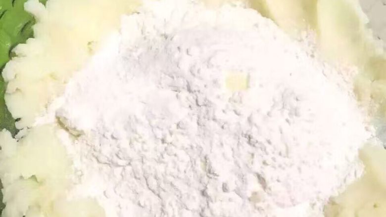 番茄土豆团,蒸熟的土豆压成泥,土豆泥➕面粉,揉成软硬适中的土豆面团,不要过硬。