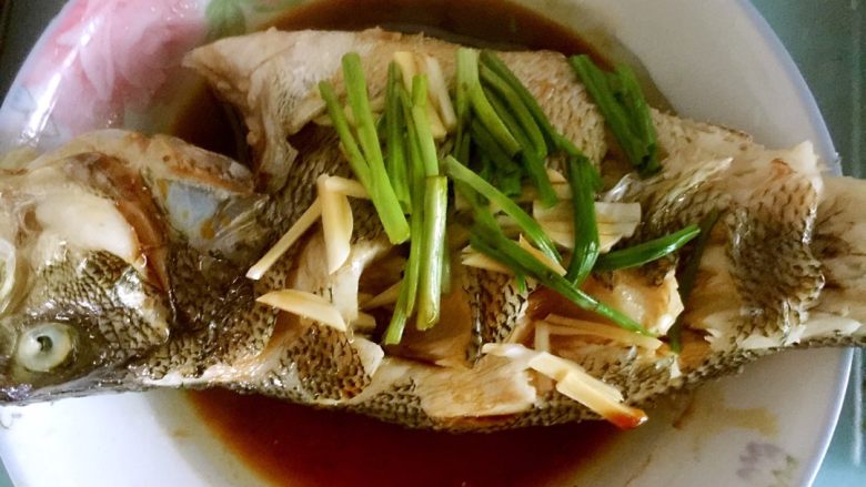 清蒸鲈鱼,另起锅倒入少许食用油烧热,鱼身上之前的姜葱都拿掉不要,把另外的蒜,姜,葱放在鱼身,加热后的食用油倒在鱼身,顿时香气四溢!再倒适量<a style='color:red;display:inline-block;' href='/shicai/ 864'>蒸鱼豉油</a>!成功!