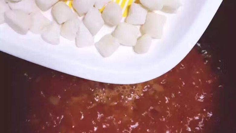 番茄土豆团,西红柿泥炒香,加一碗水,水开加土豆团