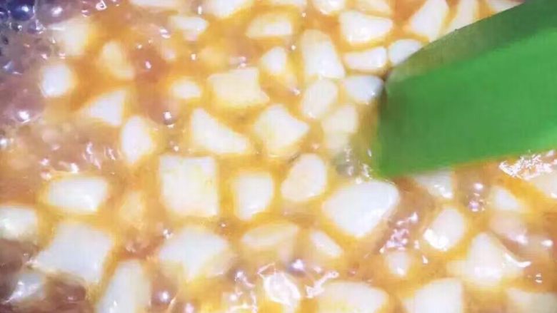 番茄土豆团,土豆团浮起,加盐调味,继续煮一分钟