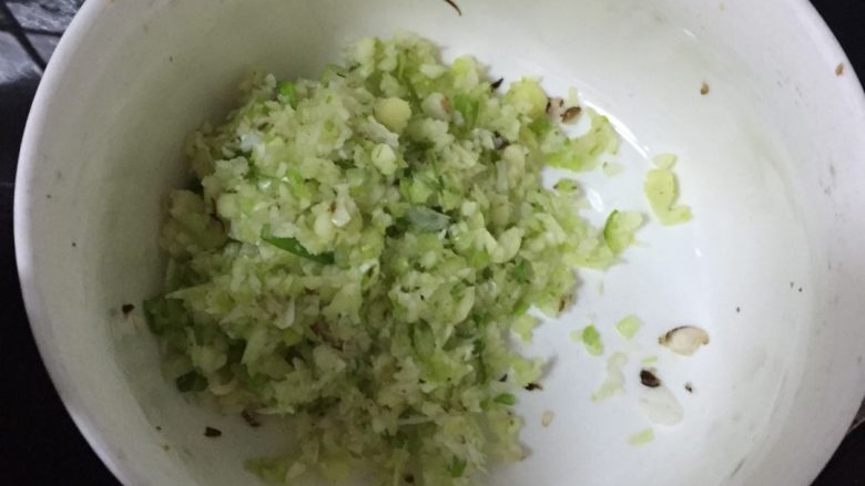 香菇红萝卜猪肉饺子,葱姜蒜,切碎