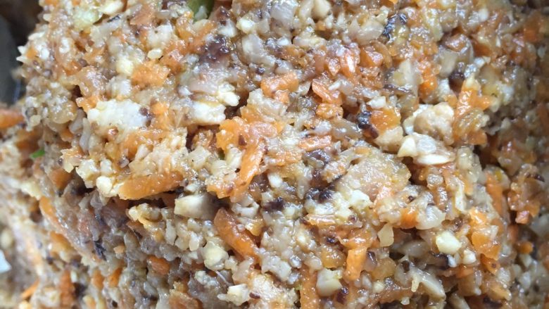 香菇红萝卜猪肉饺子,所有材料准备好以后,锅里热油,放入花椒爆香,然后关火,把花椒挑出来,然后把葱姜蒜,十三香、盐、鸡精、酱油老抽,倒入锅中搅拌,然后把肉、香菇、红萝卜倒入锅中搅拌,其实这里我是建议大家用手搅拌然后抓均匀,当然,如果你觉得下不去手那就慢慢用工具搅拌均匀。然后放到容器里开始包。注:饺子皮可以买也可以自己和面,就不发给大家了。
