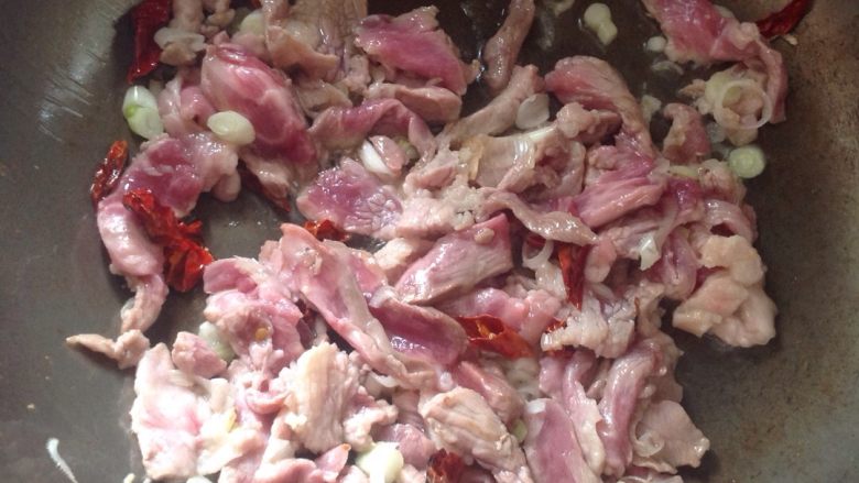 酸菜炖血肠,猪肉,起锅,倒油,烧热放入葱花,辣椒爆锅,倒入肉,翻炒至肉变色