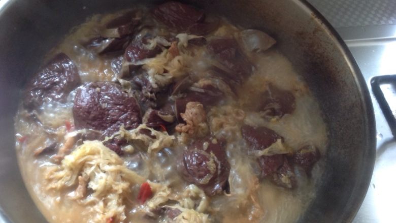 酸菜炖血肠,猪肉,盖上锅盖,继续炖一会,看血肠膨胀起来就可以出锅啦