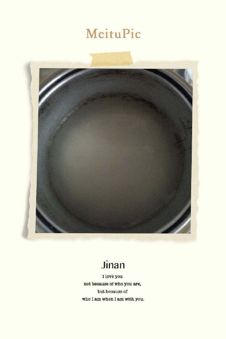 寿司,把大米或者江米放到锅里加适量的水开始蒸制