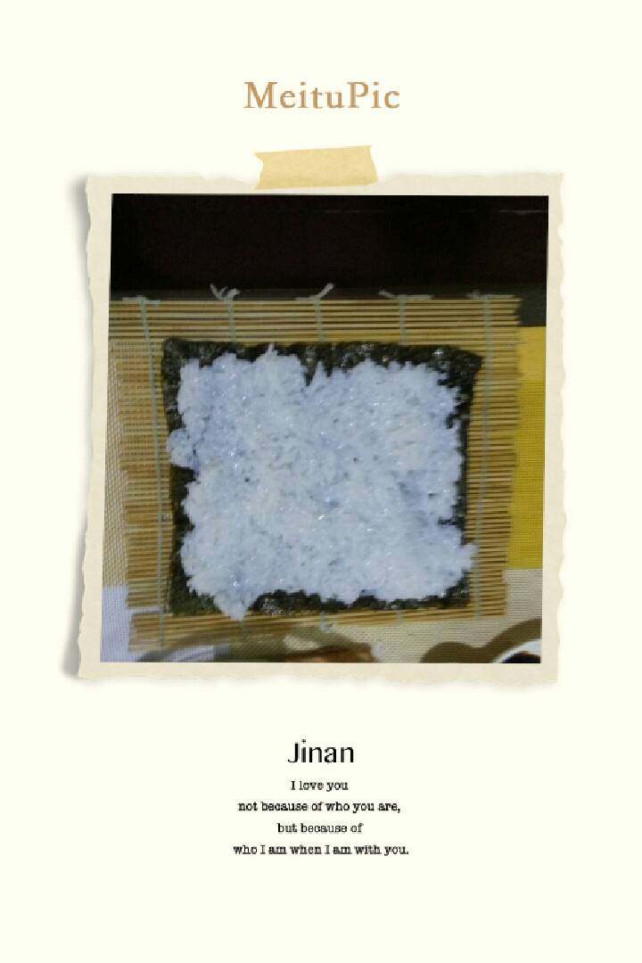寿司,把凉凉的米粒均匀的涂抹在海苔上,不要太多