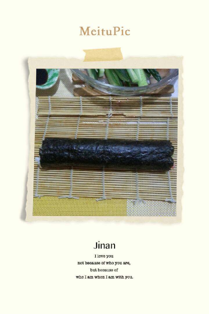 寿司,卷成后,放置一下,把刀上沾点水方便切成块