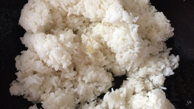 苋菜炒饭,起锅,放油,把饭倒入