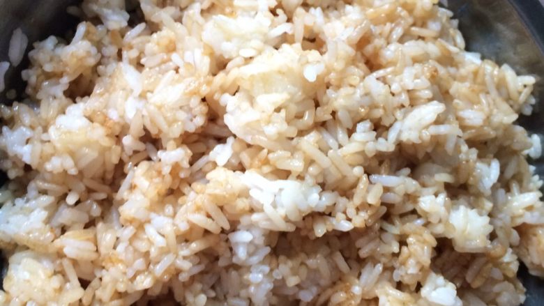 苋菜炒饭,出锅倒入盘中,待用