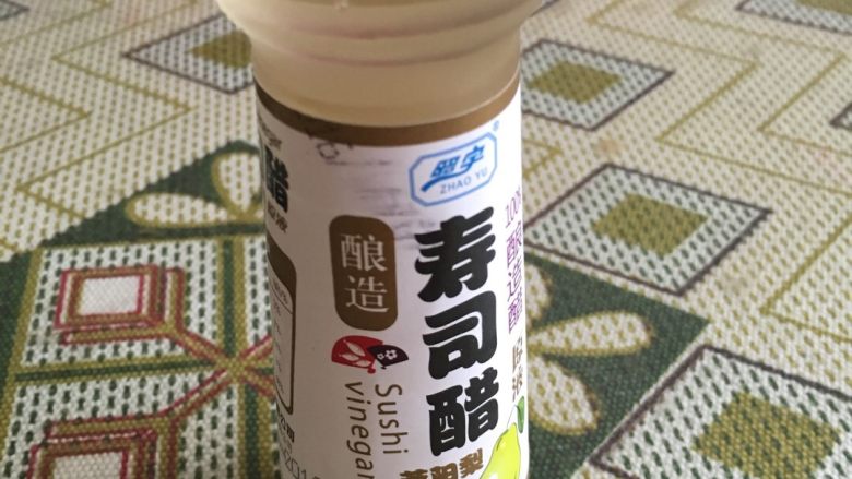 寿司🍣🍣🍣 紫菜包饭,将少许的<a style='color:red;display:inline-block;' href='/shicai/ 4734'>寿司醋</a>放入米饭中,拌匀。
