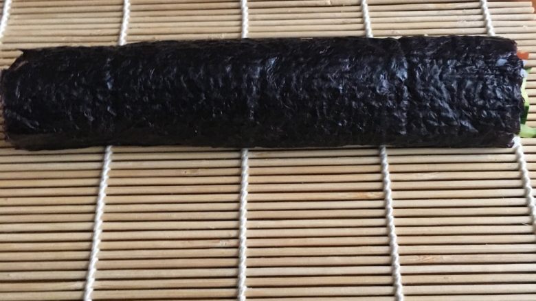 寿司🍣🍣🍣 紫菜包饭,用小竹帘卷起 要紧一些哦!这样美观又好切