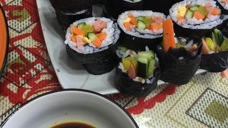 寿司🍣🍣🍣 紫菜包饭,将酱油和少许芥末放在一起,搅拌均匀。以备蘸料美美的开动吧~😜😜😜