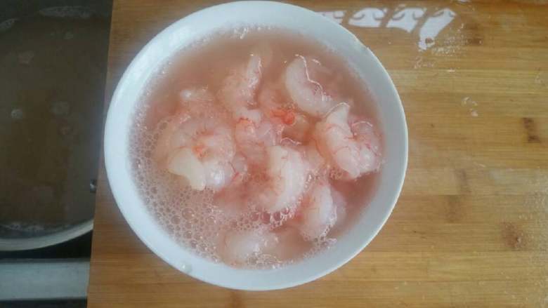 石锅芝士海鲜拌饭,用白醋,料酒加水清洗虾仁,去腥。