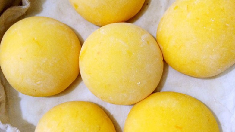 南瓜馒头,水开后上锅蒸20分钟,关火焖5分钟