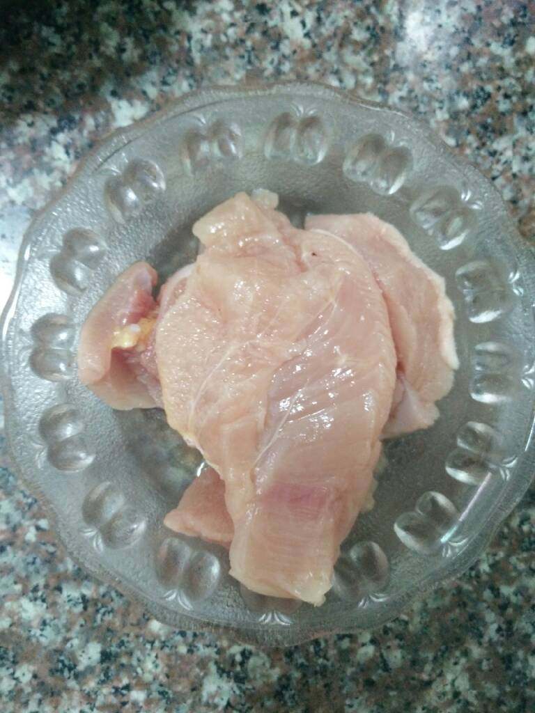 婴儿辅食-鸡肉松,准备两小块鸡胸脯肉,(这个是自己买鸡切出来的,新鲜的)超市里也有冷冻的,将其洗干净备用。