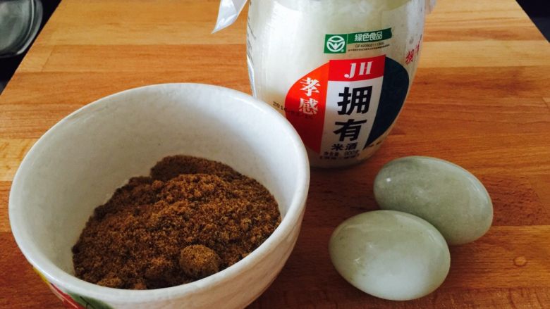 爱心汤,准备食材，锅内倒入清水