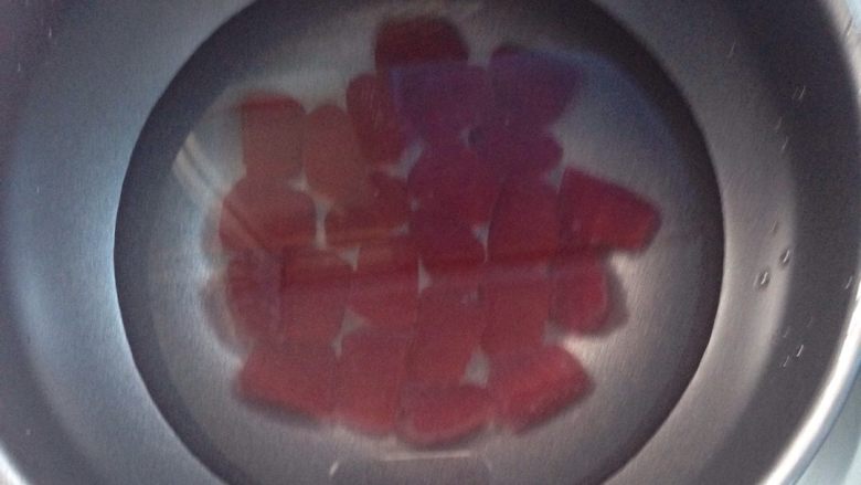 葡萄牛奶布丁,放QQ糖到锅里，加刚刚可以淹到QQ糖的<a style='color:red;display:inline-block;' href='/shicai/ 156925'>水</a>，加热融化，中火煮开到小火溶化。