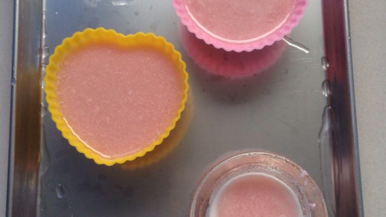 葡萄牛奶布丁,倒入模具，进入冰箱冷藏。