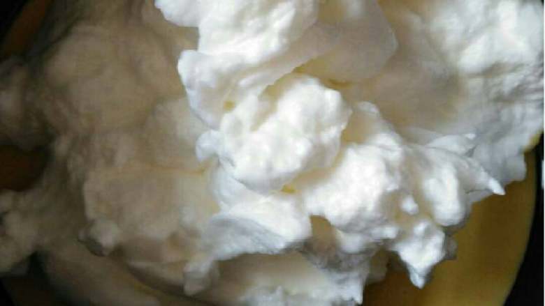 果酱蛋糕卷,蛋清分三次加到蛋黄里,用刮刀上下翻,不要搅拌
