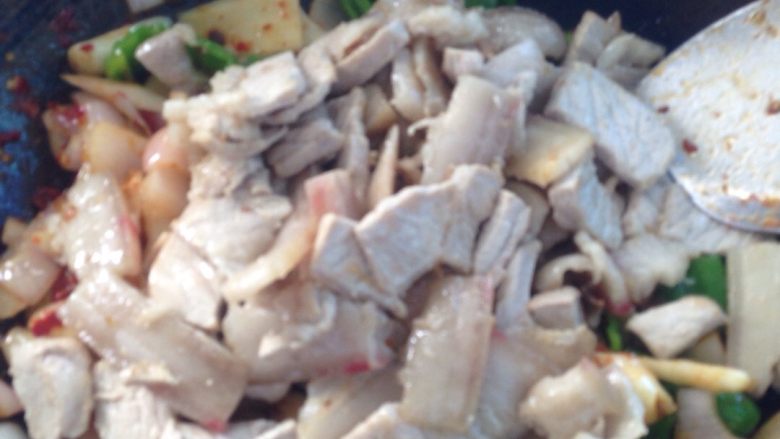 子姜回锅肉,炒熟一点后,下肉。