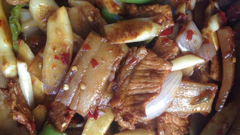 子姜回锅肉,炒到青椒和洋葱软后,就基本好了!