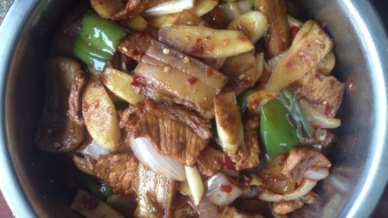 子姜回锅肉,关火放味精调味,试味道,淡了加盐巴!起锅,完成。