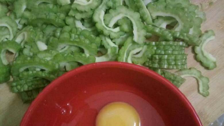 苦瓜炒蛋,先把<a style='color:red;display:inline-block;' href='/shicai/ 55'>苦瓜</a>切好洗净，<a style='color:red;display:inline-block;' href='/shicai/ 9'>鸡蛋</a><a style='color:red;display:inline-block;' href='/shicai/ 2794'>大蒜</a>备好。