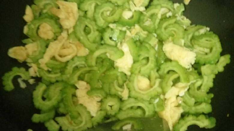 苦瓜炒蛋,锅内倒油八成热倒入鸡蛋炒熟，在吧酸和苦瓜放到锅里编炒几下先加入盐、作料和<a style='color:red;display:inline-block;' href='/shicai/ 788'>生抽</a>，炒熟后再放入鸡精翻匀。