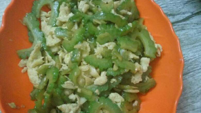 苦瓜炒蛋,最后盛盘即可