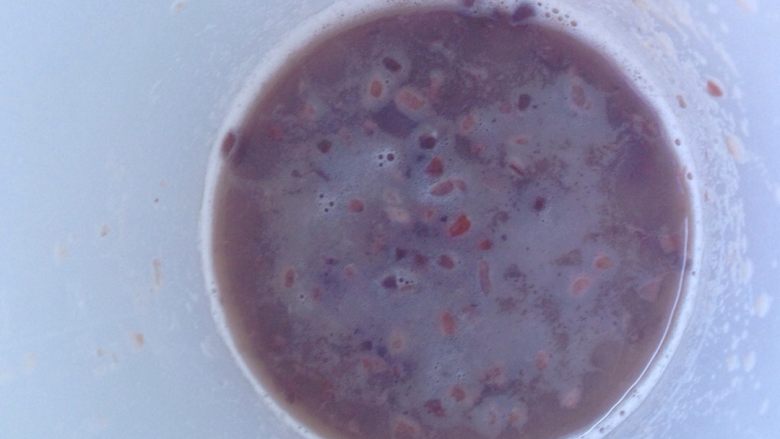 红豆糕,打好后有400Ml。倒奶锅里,开小火。