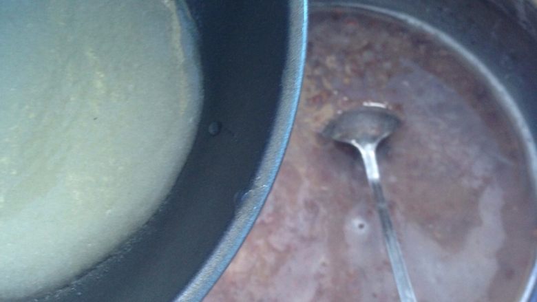 红豆糕,倒入红豆碎里,搅拌。再加红豆汤水100Ml,搅拌均匀。小火煮开。