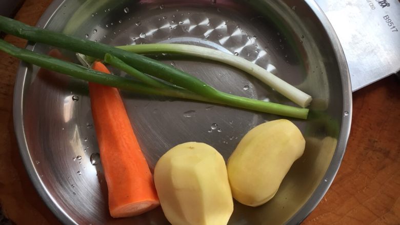 营养土豆饼王婷㊙️,把准备好的食物洗净，<a style='color:red;display:inline-block;' href='/shicai/ 25'>胡萝卜</a>，<a style='color:red;display:inline-block;' href='/shicai/ 23'>土豆</a>去皮.