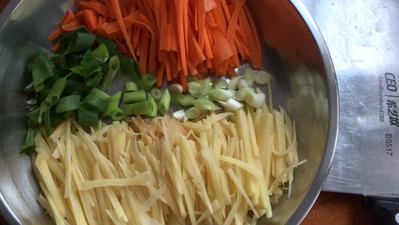 营养土豆饼王婷㊙️,把准备好的物品切成丝，<a style='color:red;display:inline-block;' href='/shicai/ 3250'>葱</a>切成段.