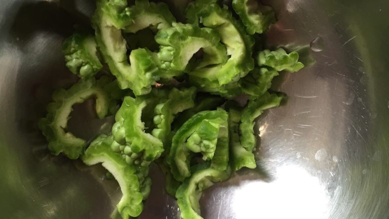 营养土豆饼王婷㊙️,把苦瓜切成段，摆在摆在盘子周围.